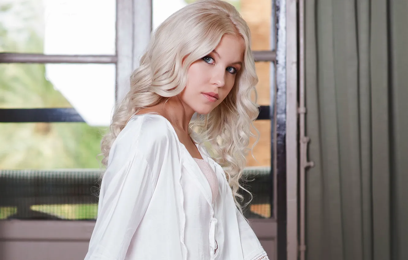 Photo wallpaper look, portrait, Nelly Lehtinen