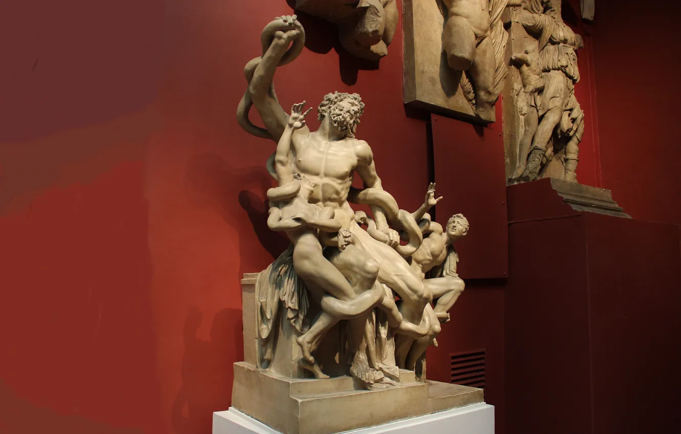 Photo wallpaper snake, Moscow, male, statue, sculpture, guy, copy, The Pushkin State Museum