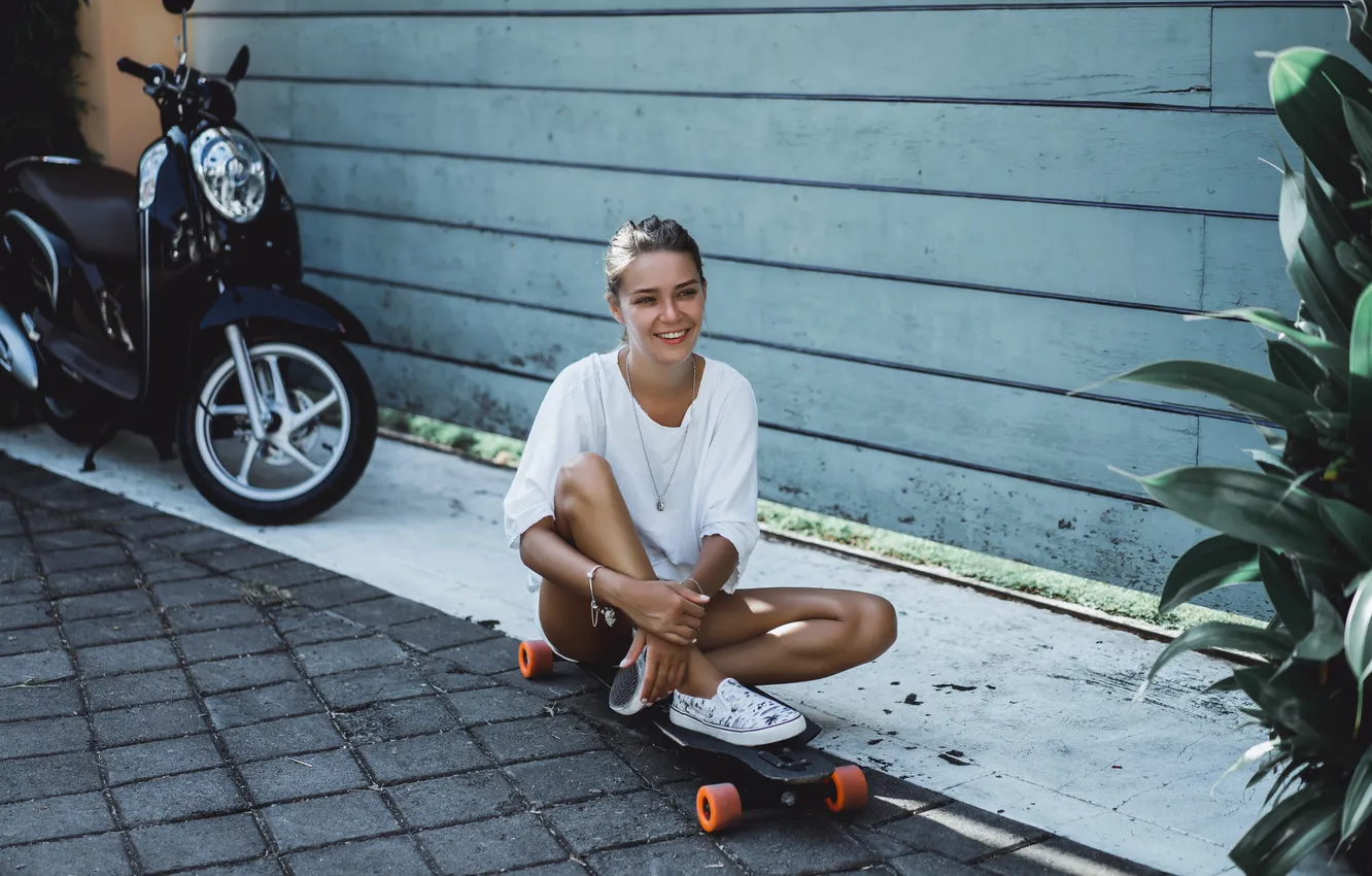 Photo wallpaper shorts, woman, beautiful, model, pretty, jeans, sneakers