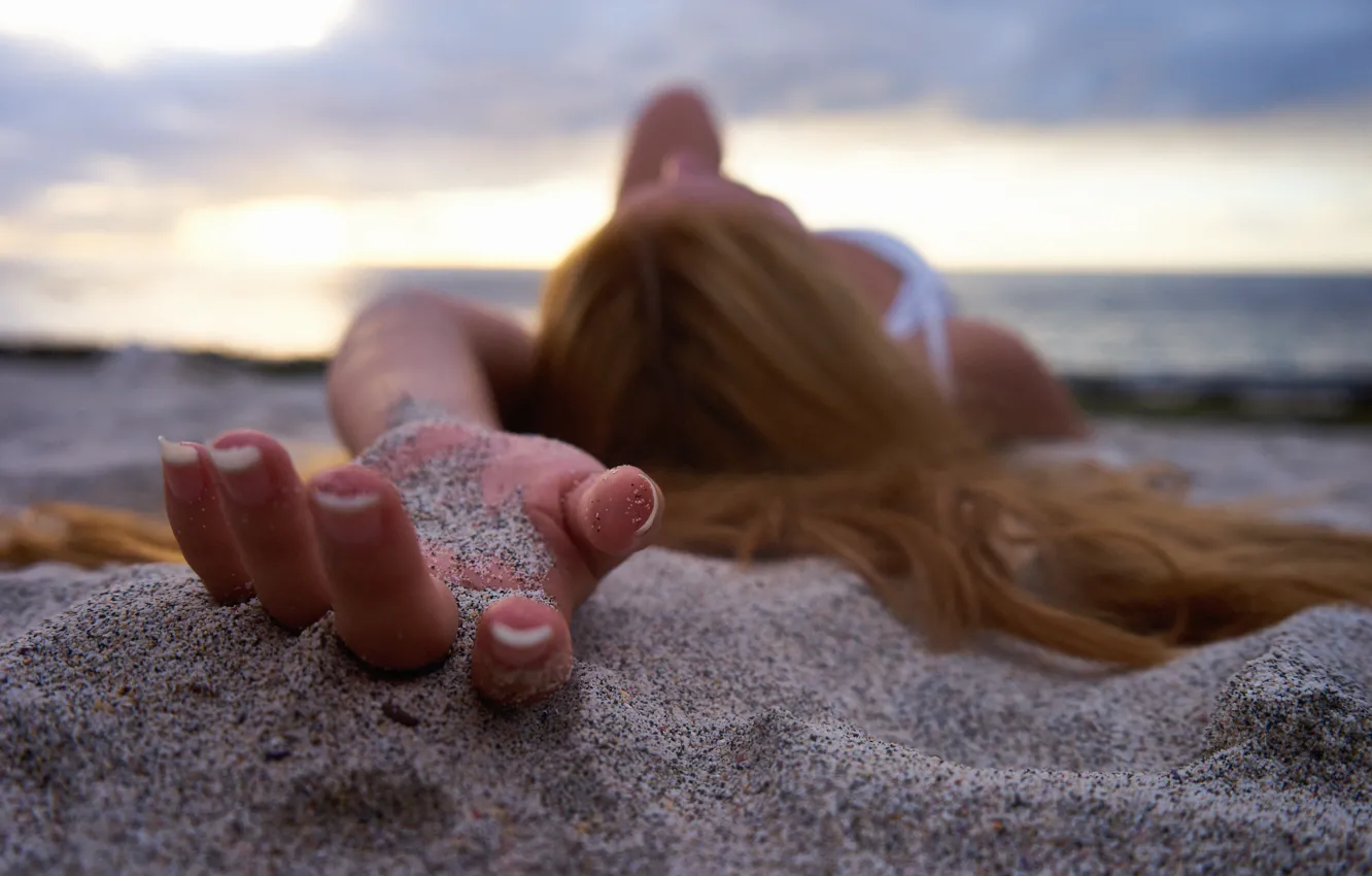 Photo wallpaper sand, girl, macro, hair, fingers, manicure