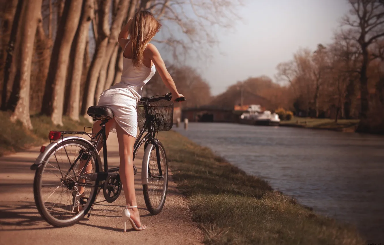 Photo wallpaper girl, the sun, trees, nature, bike, pose, Park, figure