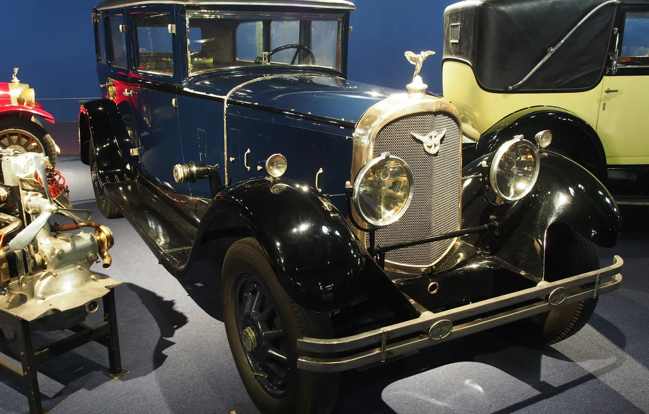 Photo wallpaper display, 1928 Farman Limousine, Antique Car