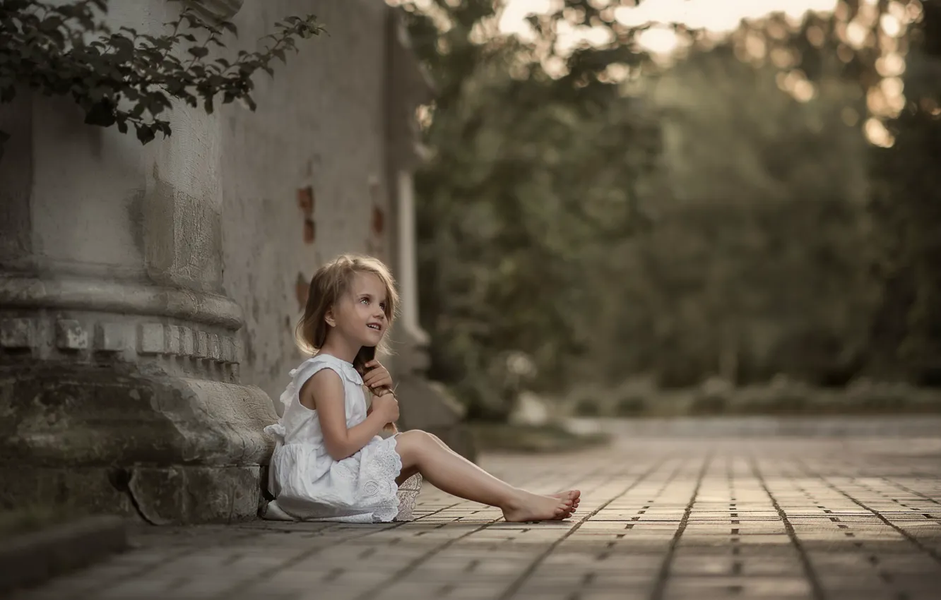 Photo wallpaper summer, branches, nature, the building, barefoot, girl, child, bokeh
