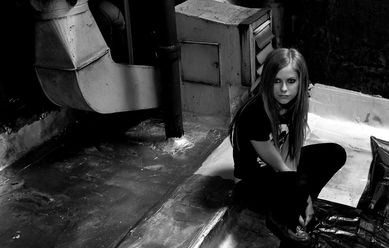 Photo wallpaper girl, b/W, pipe, Avril Lavigne, sitting, Avril Levine