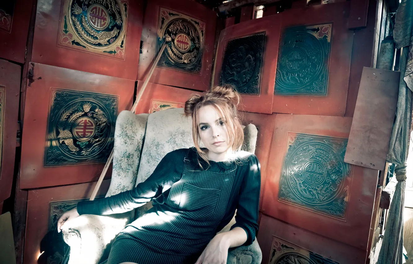 Photo wallpaper pose, chair, makeup, dress, actress, hairstyle, singer, brown hair