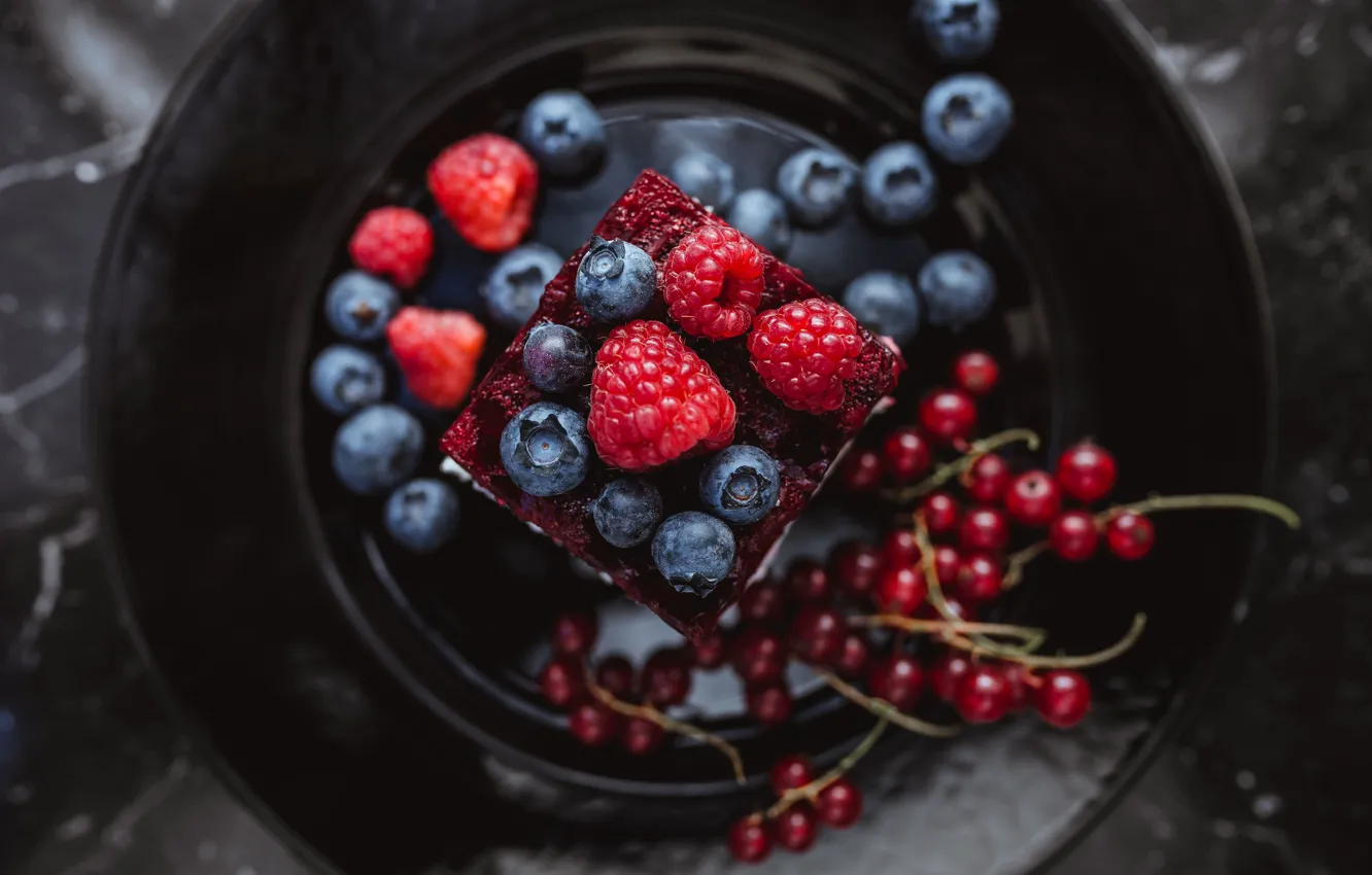 Photo wallpaper red, berries, raspberry, the dark background, blueberries, plate, pie, cake