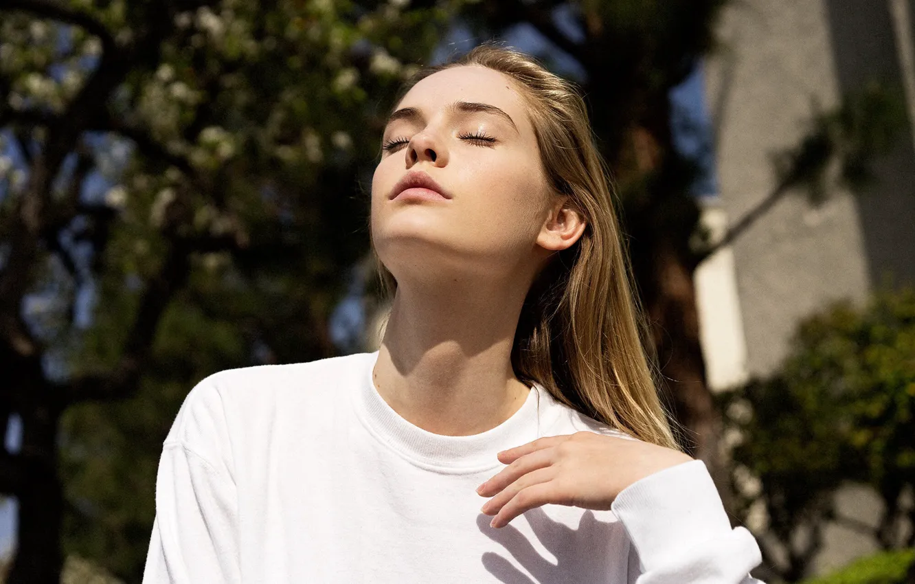 Photo wallpaper the sun, pose, model, portrait, hands, makeup, hairstyle, in white
