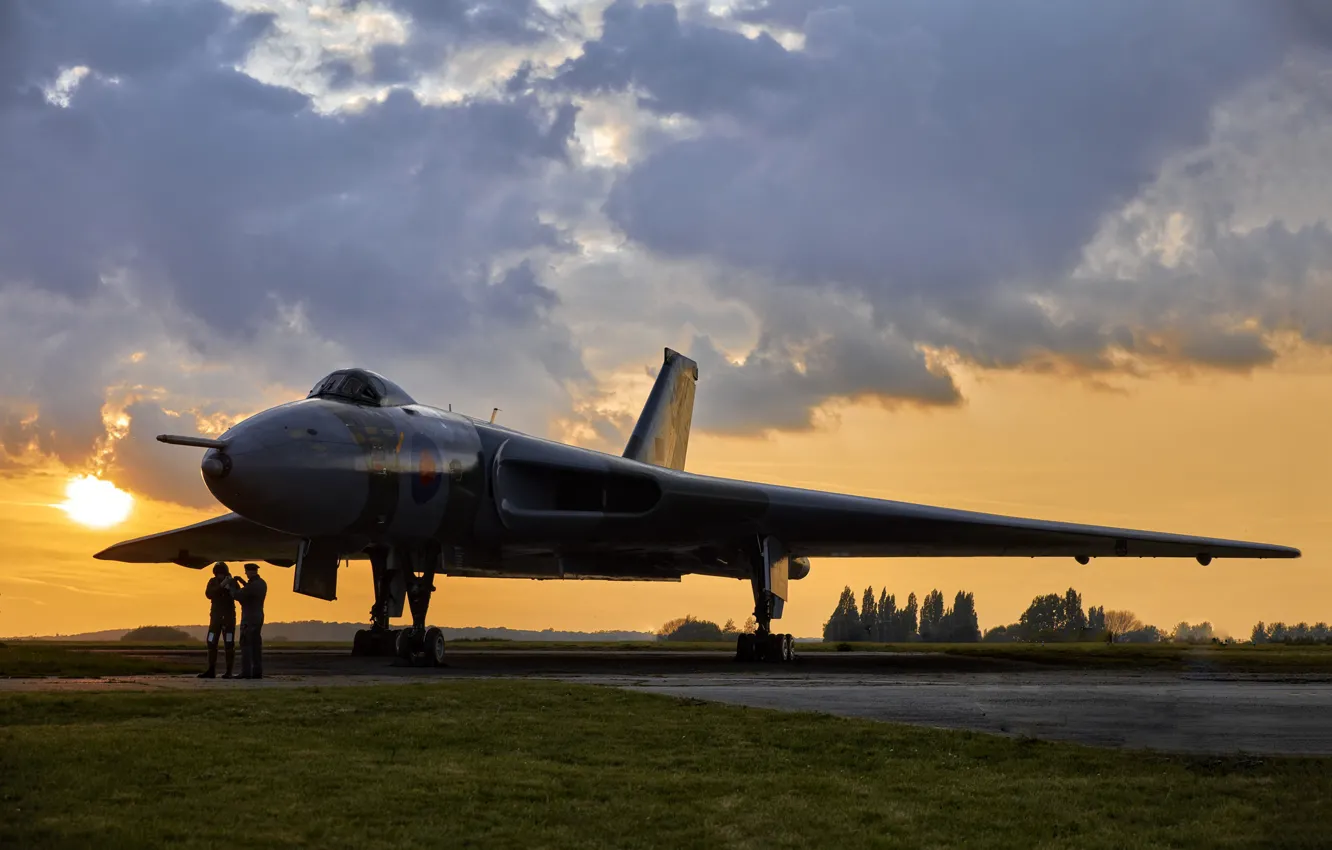 Photo wallpaper dawn, the airfield, Avro Vulcan