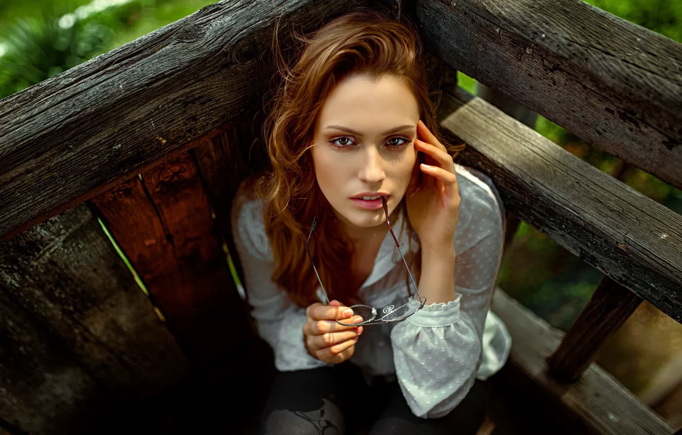 Photo wallpaper look, face, hands, glasses, Damian Feather, Ursula Święcicka