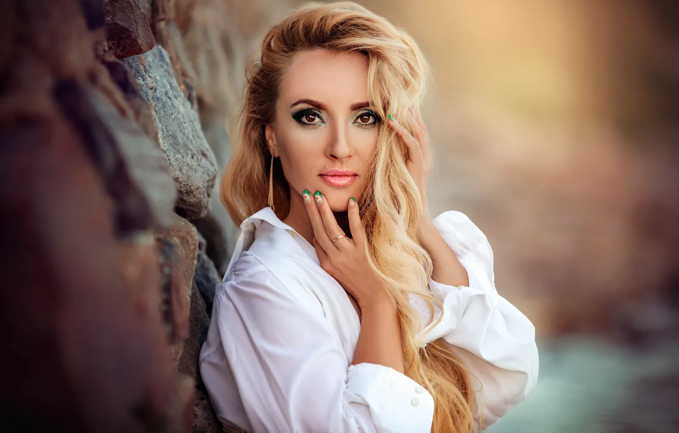 Photo wallpaper girl, stones, wall, makeup, blonde, manicure, Ekaterina Dombrugova