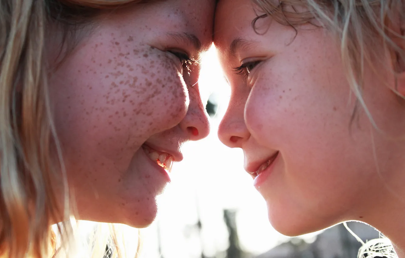 Photo wallpaper smile, girl, freckles, mom, daughter