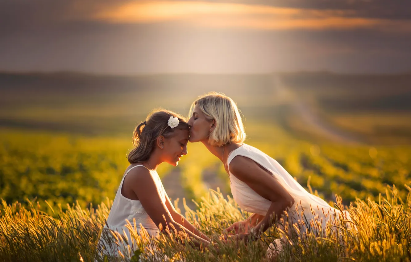 Photo wallpaper kiss, girl, mom, a mother's love