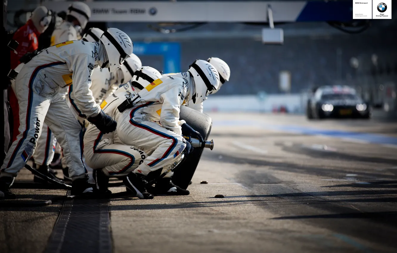 Photo wallpaper BMW, racecar, team, 2013, pitstop