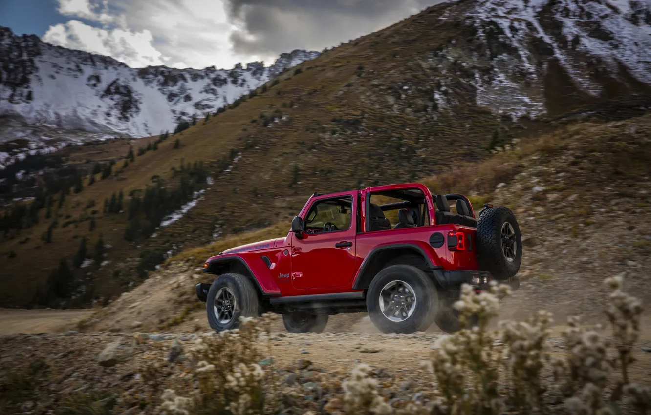 Photo wallpaper road, red, the slopes, dust, 2018, Jeep, Wrangler Rubicon
