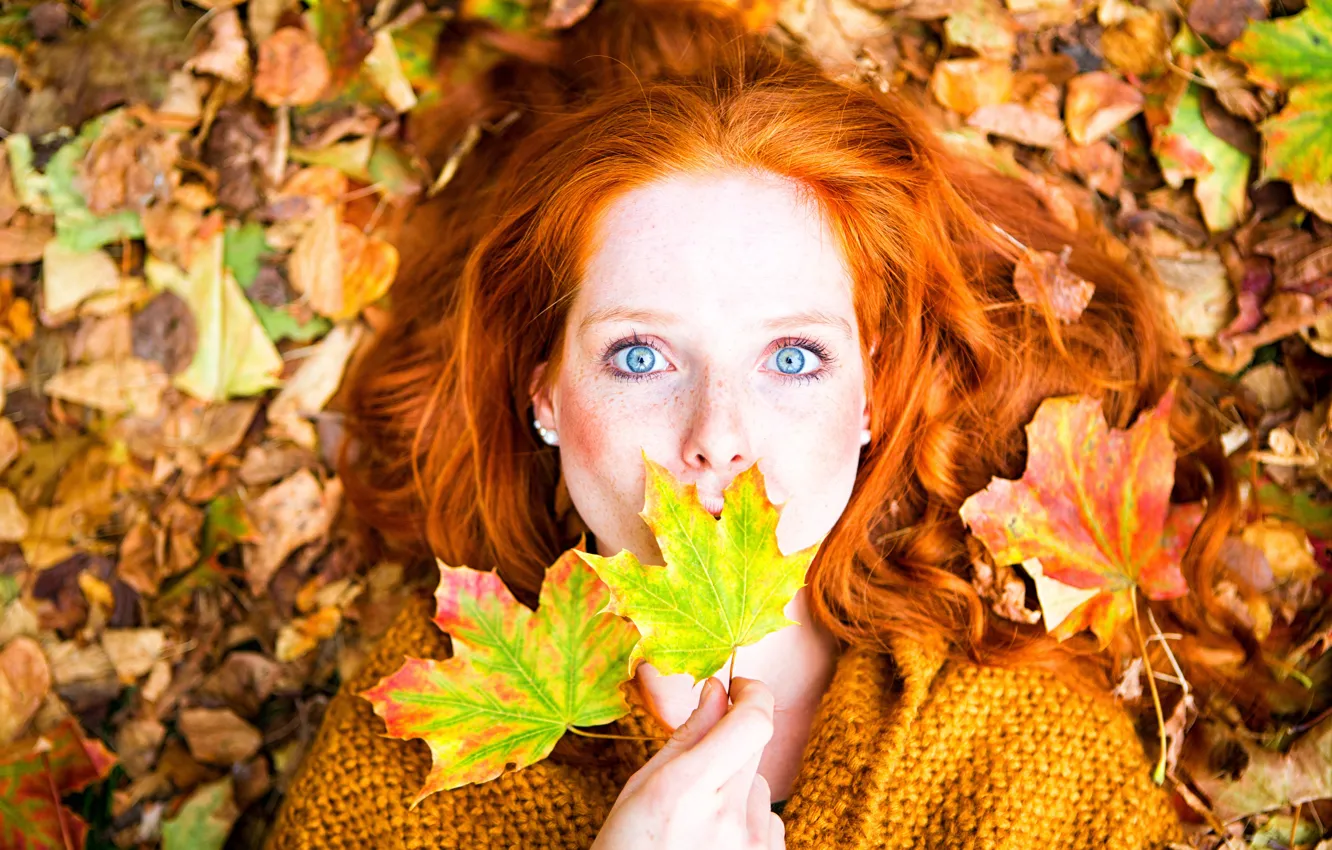 Photo wallpaper autumn, look, leaves, girl, makeup, hairstyle, lies, freckles
