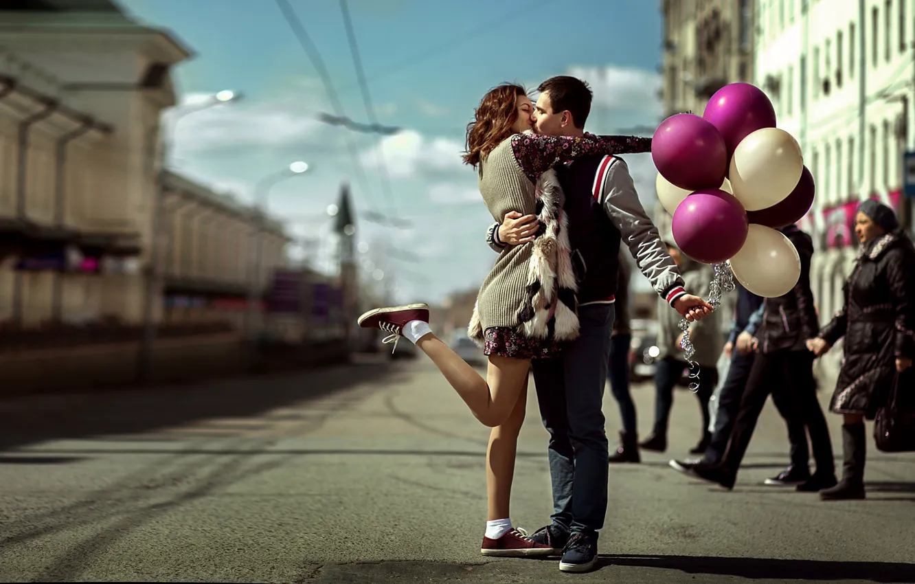 Photo wallpaper girl, balls, joy, street, meeting, kiss, guy, lovers
