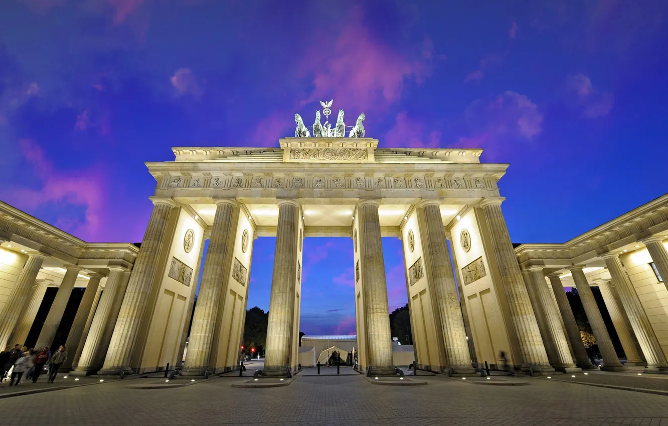 Photo wallpaper lights, people, the evening, arch, columns, Berlin, Brandenburg gate, horse group