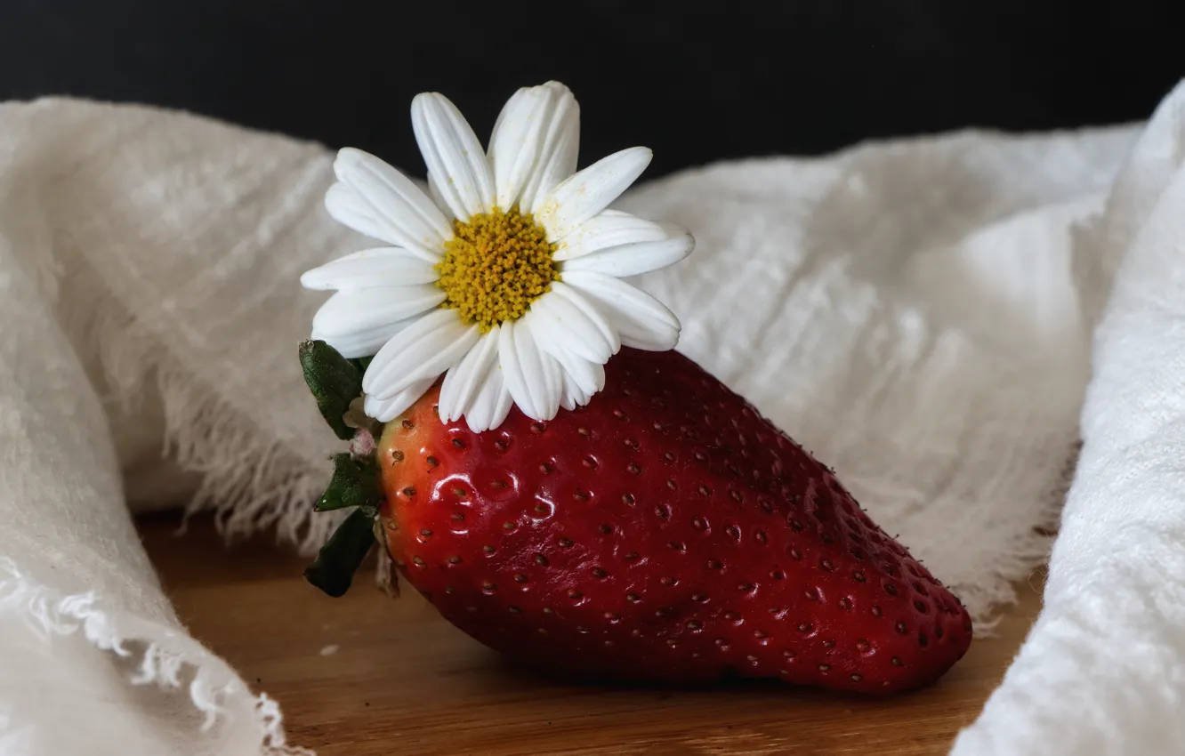 Photo wallpaper berries, chamomile, towel, strawberry