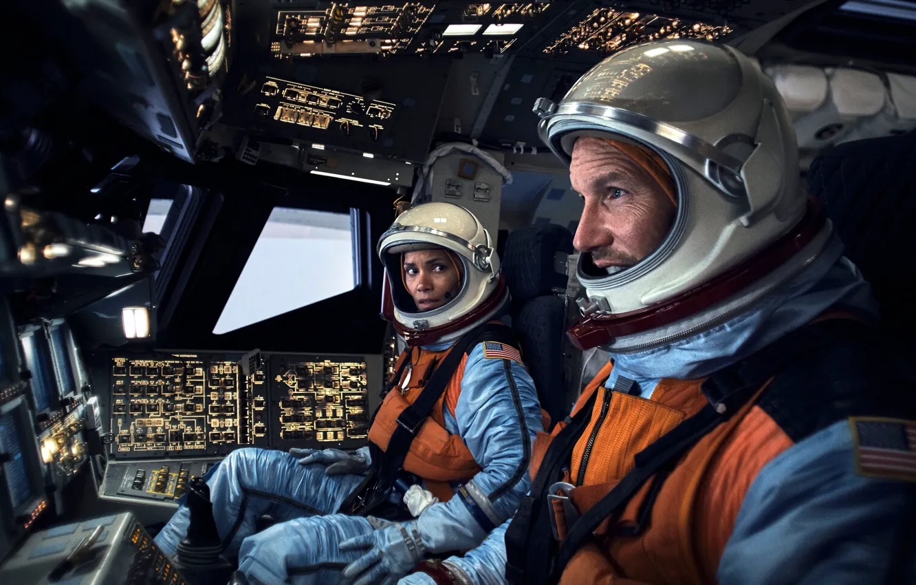 Photo wallpaper the suit, helmet, cabin, Halle Berry, two, disaster movie, Patrick Wilson, Halle Berry