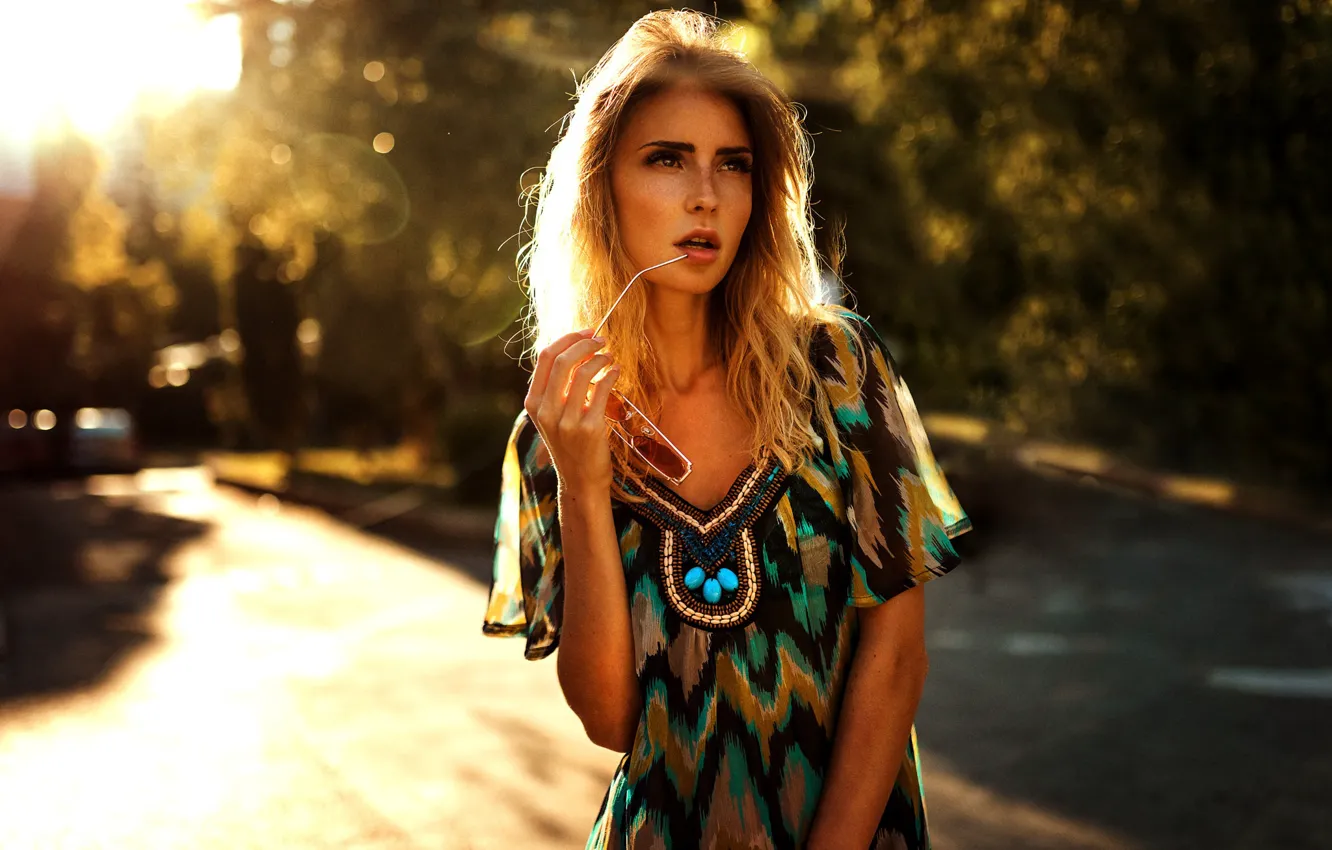 Photo wallpaper the sun, pose, street, model, portrait, makeup, dress, glasses