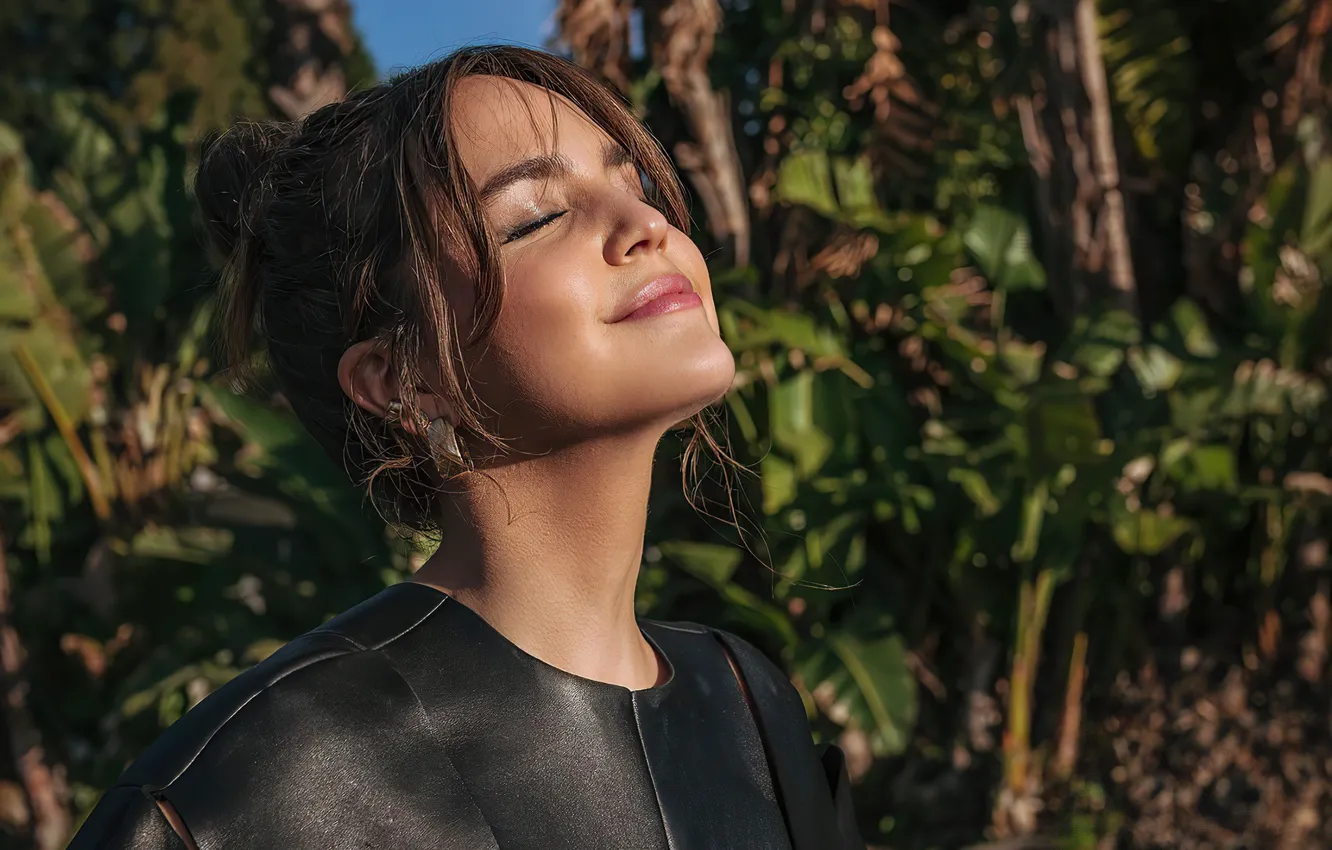 Photo wallpaper girl, the sun, nature, face, photo, lips, Bailee Madison