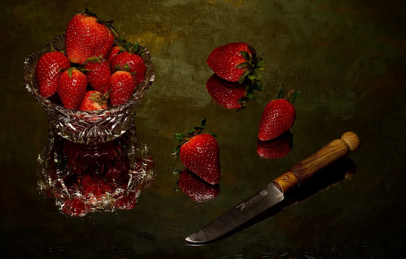 Photo wallpaper reflection, the dark background, table, strawberry, knife, crystal, still life, vase