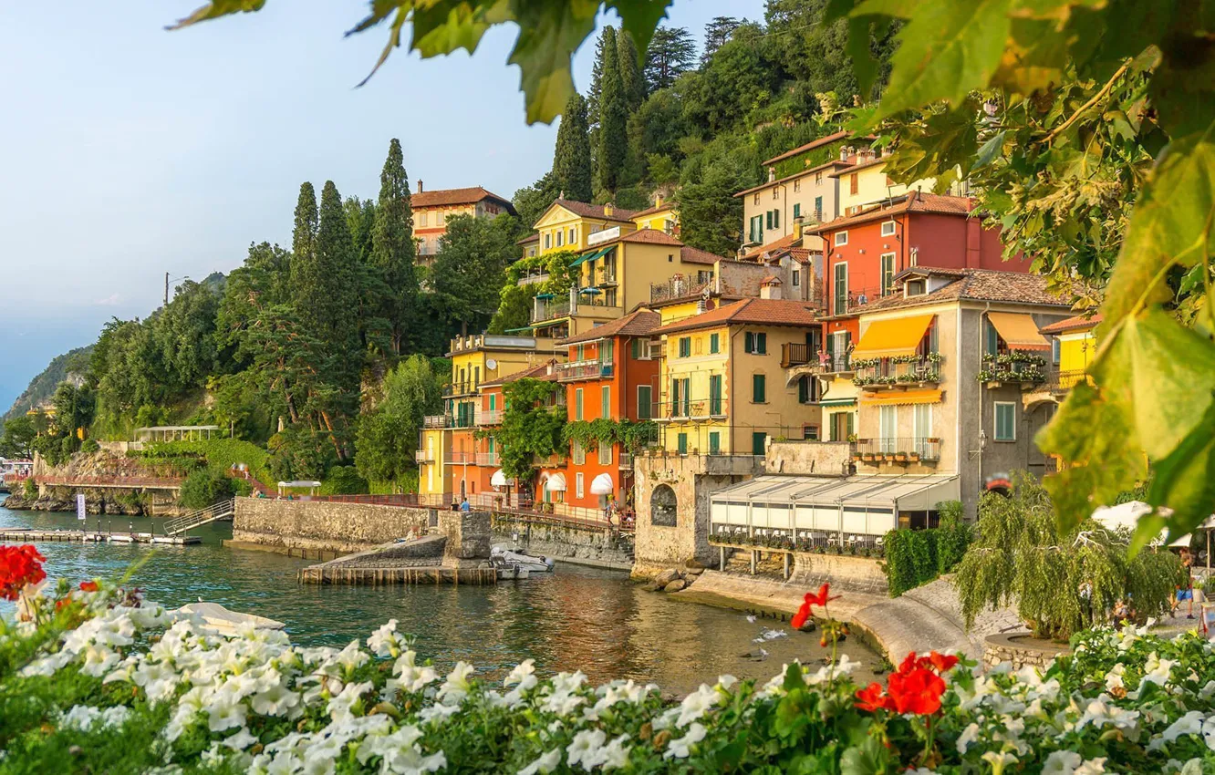 Photo wallpaper flowers, lake, home, Italy, Petunia, Como, Varenna