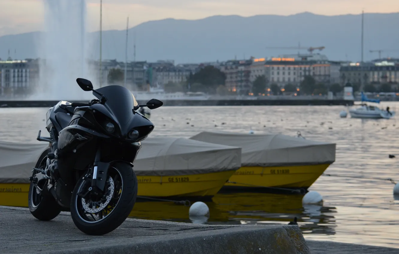 Photo wallpaper the city, black, boats, fountain, black, yamaha, bike, Yamaha