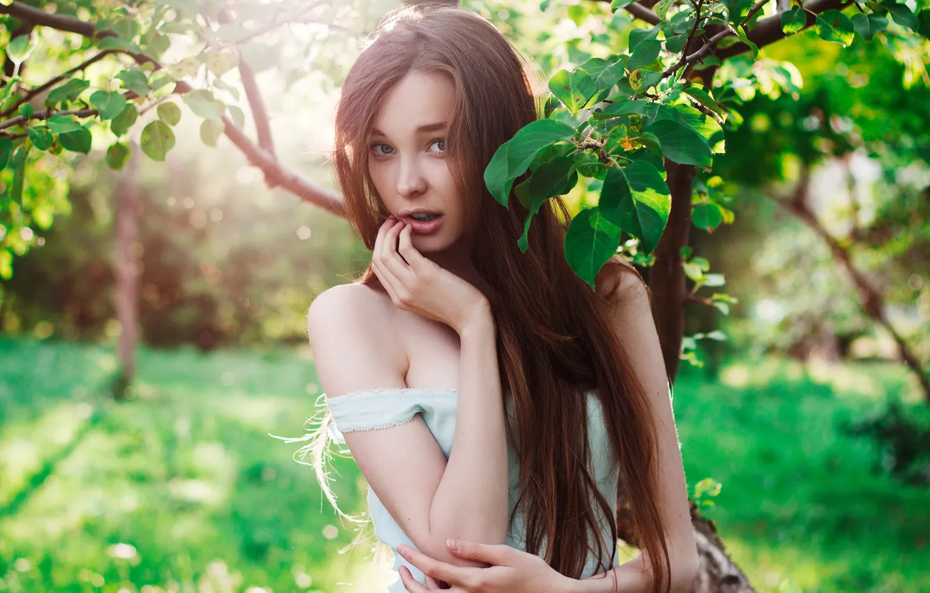 Photo wallpaper summer, look, girl, joy, branches, face, green, model