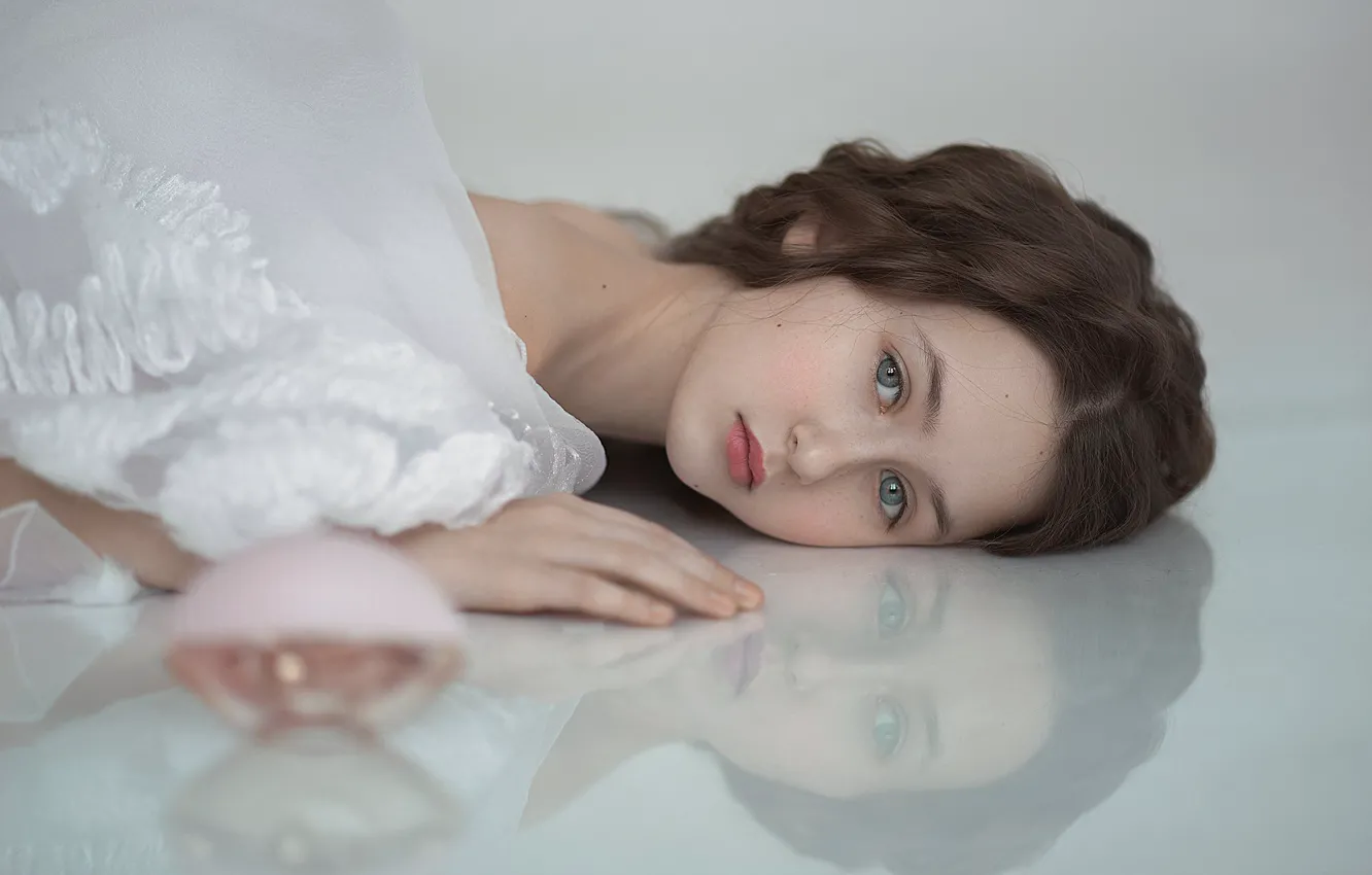 Photo wallpaper look, girl, face, reflection, sweetheart, portrait, hands, girl