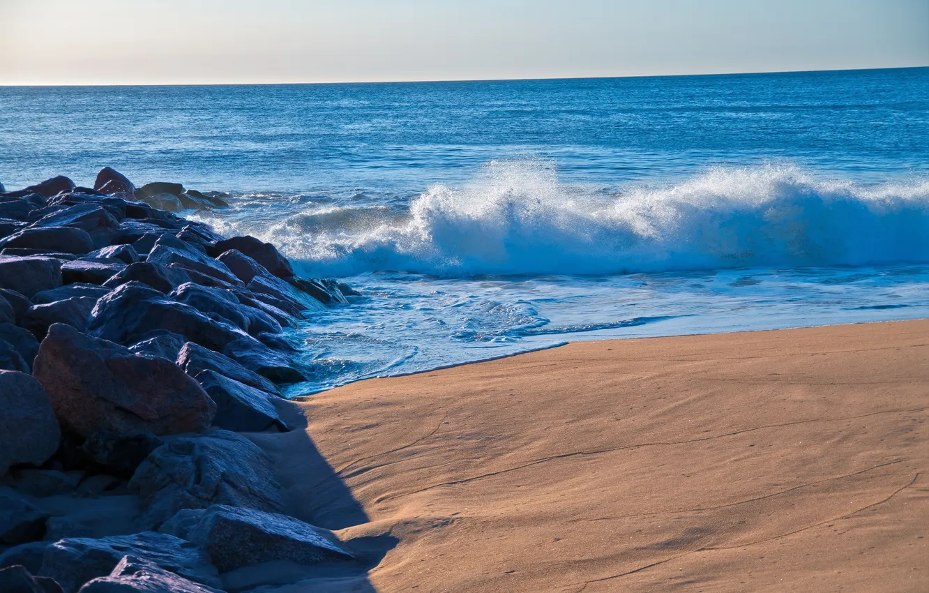 Photo wallpaper sand, sea, wave, squirt, stones, shore, horizon