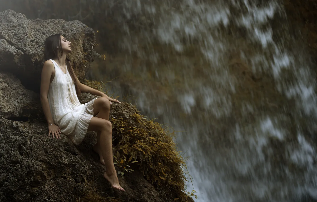 Photo wallpaper girl, drops, waterfall, legs, Maria Nita