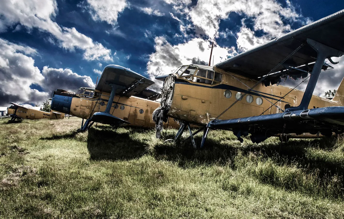 Photo wallpaper clouds, the plane, the airfield