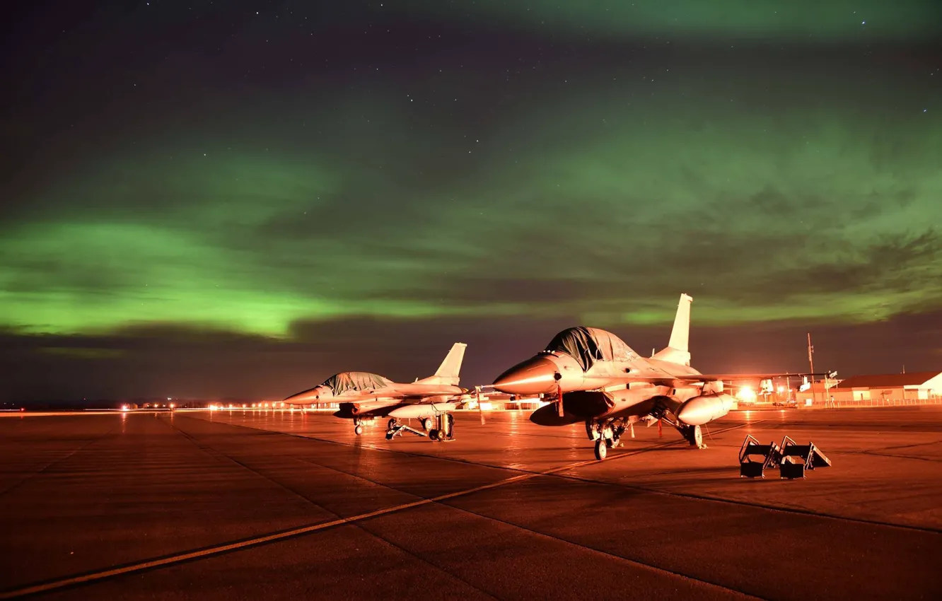 Photo wallpaper Northern lights, fighter, the airfield, F-16C