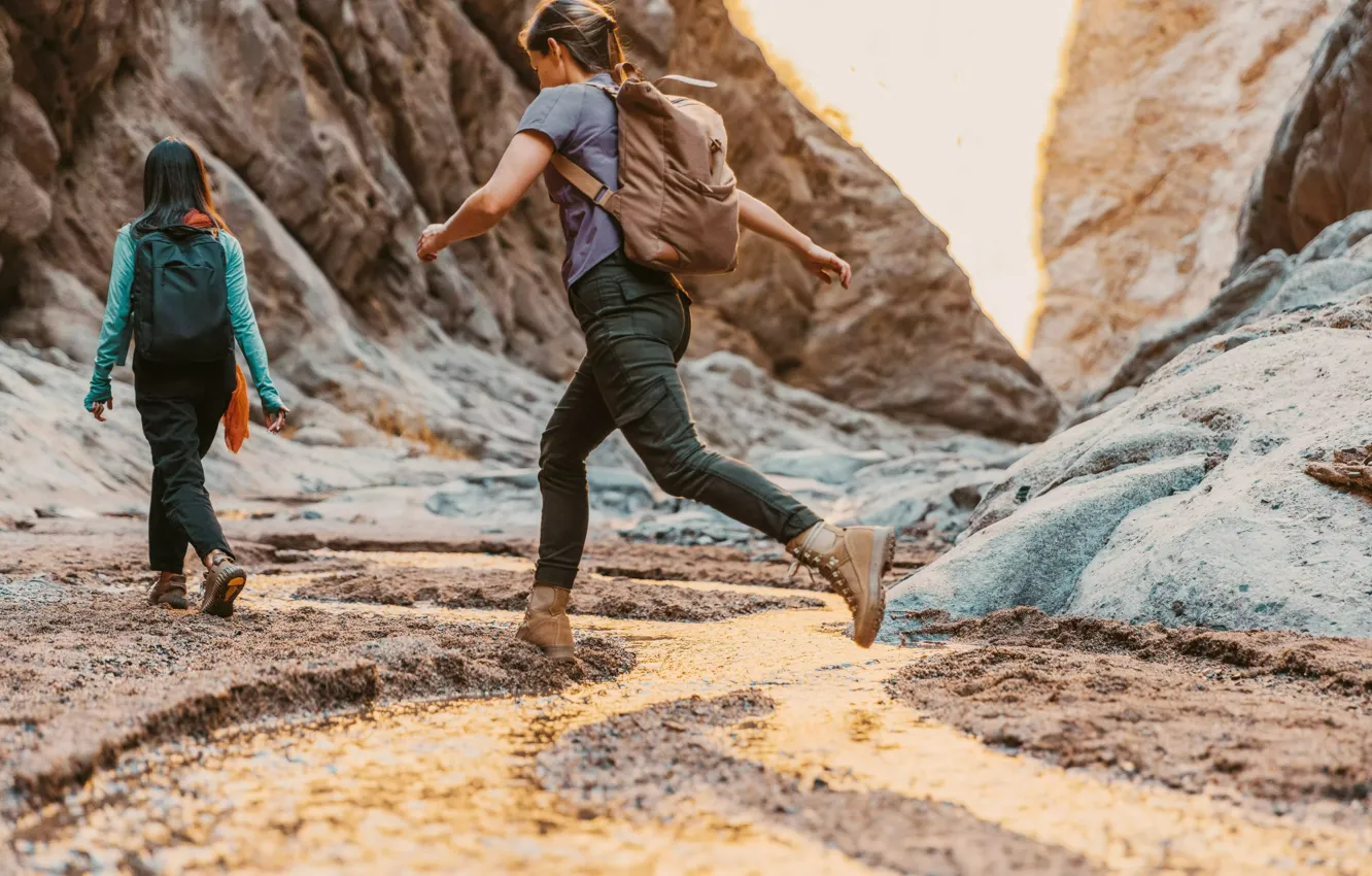 Photo wallpaper Girls, Mountains, Adventure, Adventure, Gulf of Aqaba, Gulf of Aqaba, Ancient canyon, Ancient Canyon