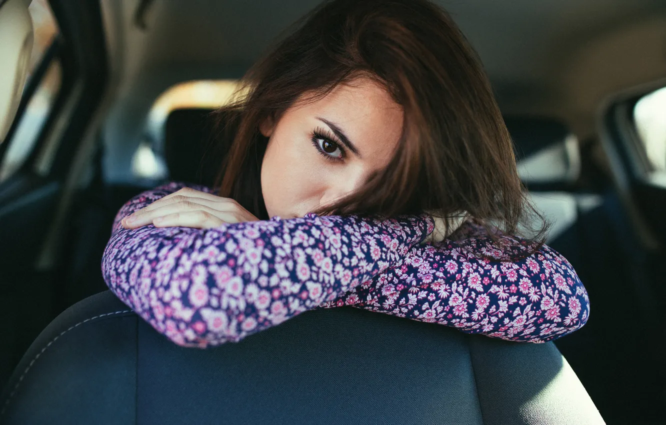 Photo wallpaper look, girl, pose, model, portrait, chair, hands, makeup