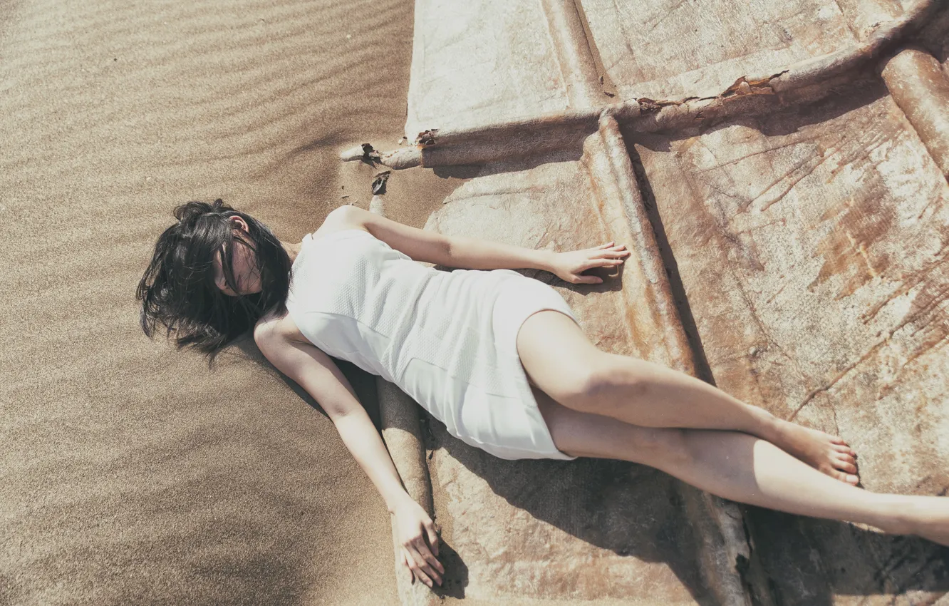 Photo wallpaper sand, girl, hair, lies