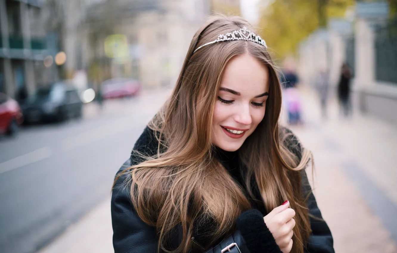 Photo wallpaper girl, face, smile, background, street, hair, jacket, girl