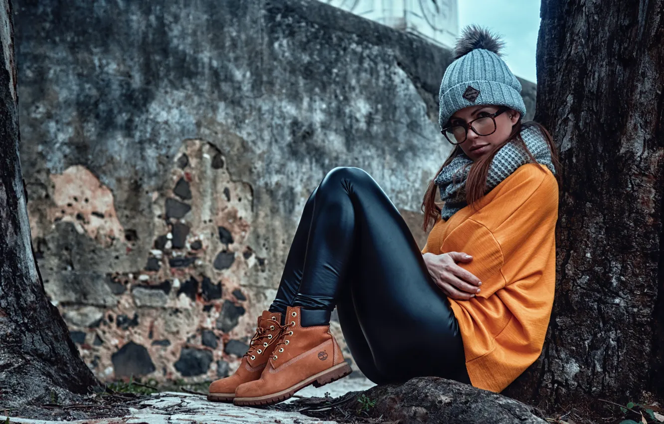 Photo wallpaper girl, pose, shoes, glasses, cap, Susana, Pedro Courelas