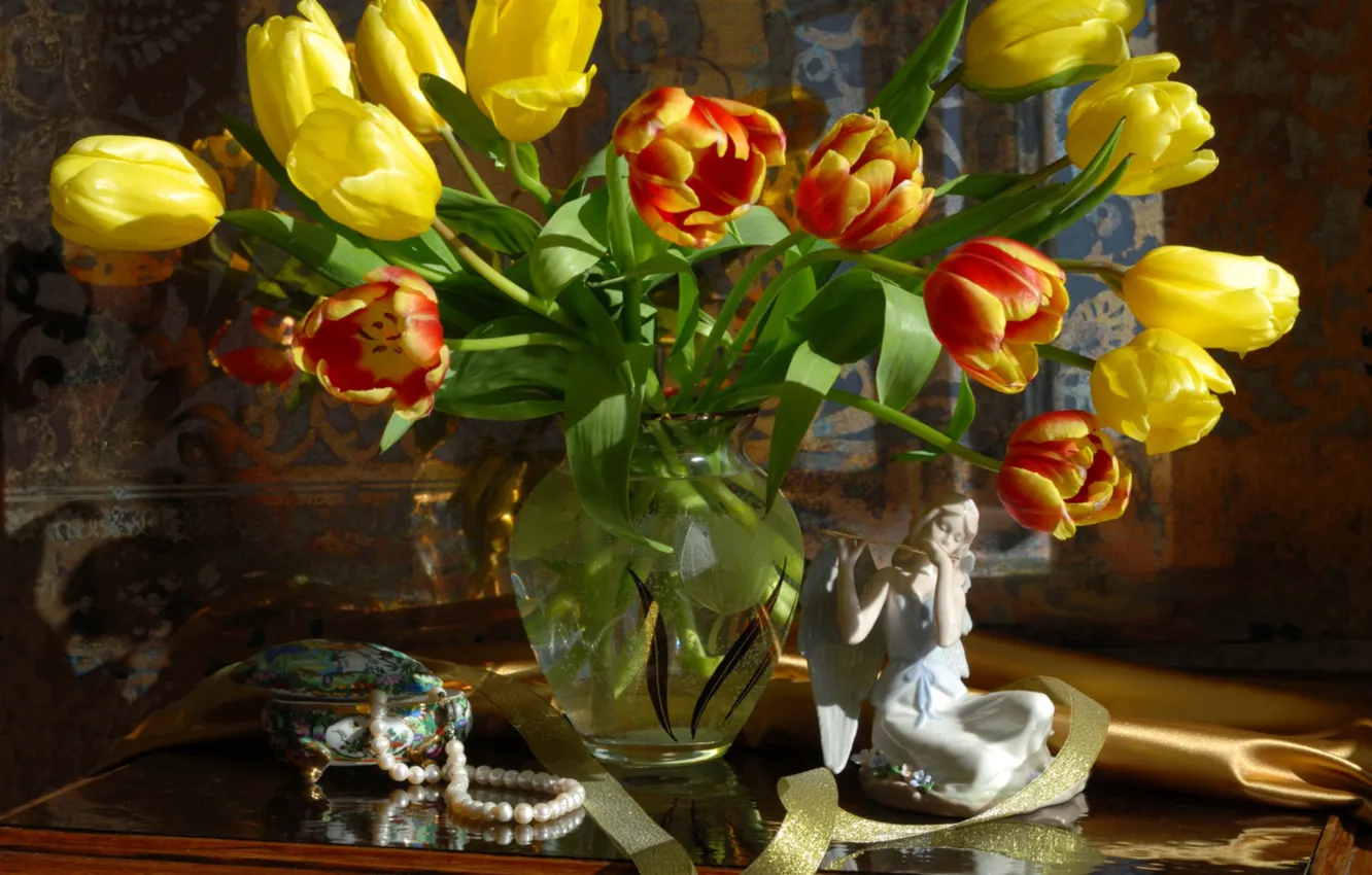 Photo wallpaper bouquet, necklace, tulips