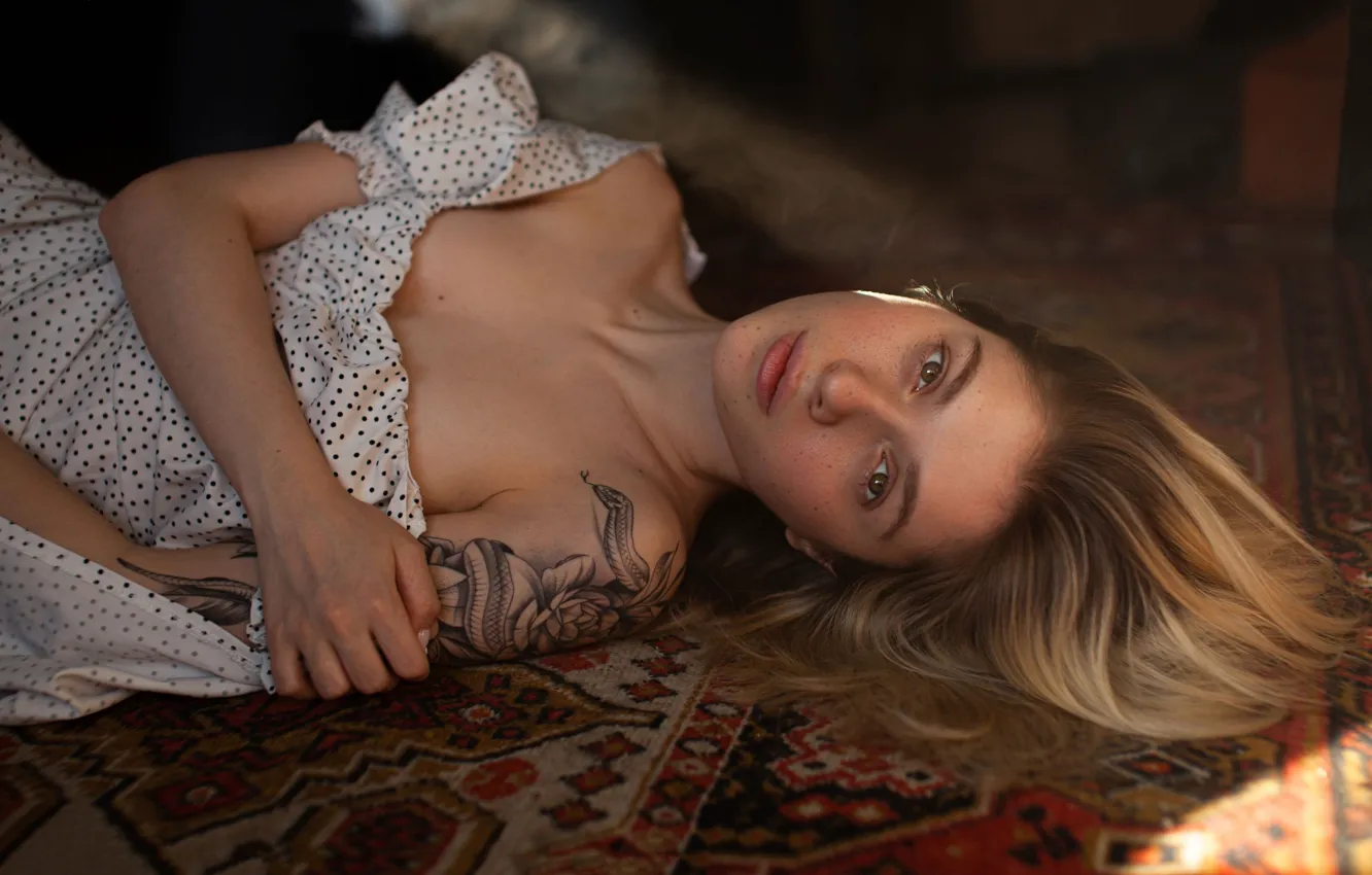 Photo wallpaper look, girl, face, pose, carpet, hair, hands, dress