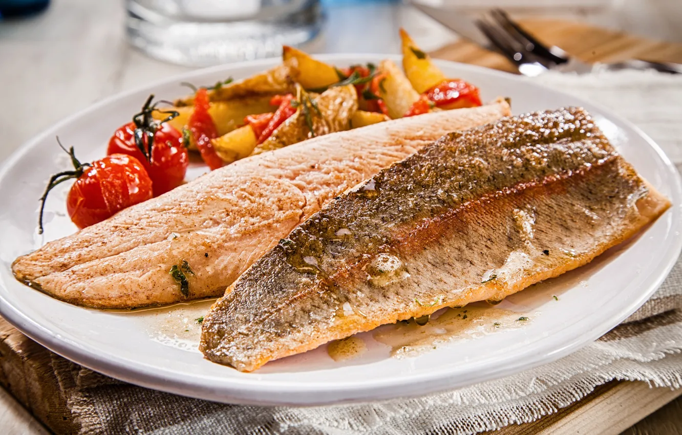 Photo wallpaper fish, plate, tomatoes, fish, vegetables, Seafoods