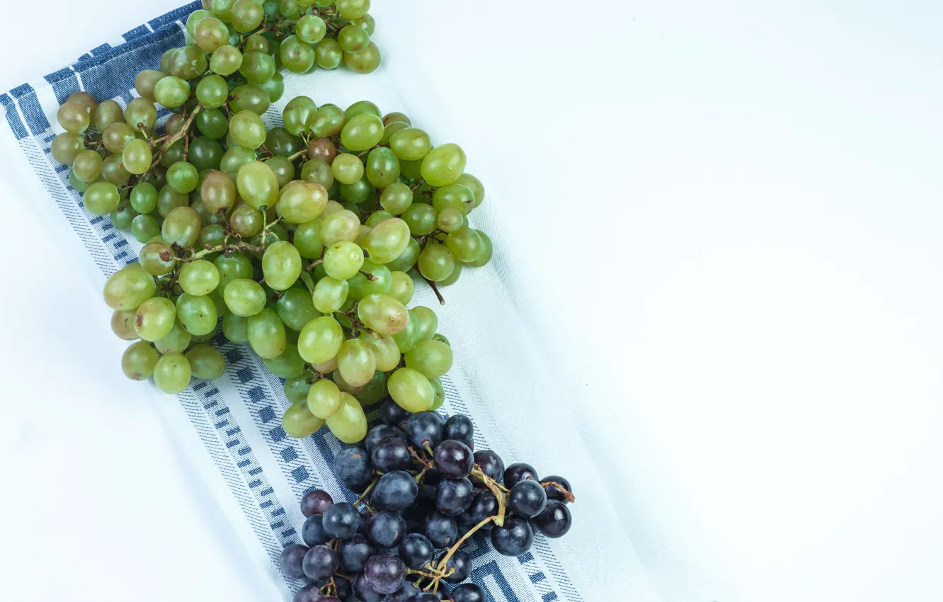 Photo wallpaper towel, grapes, white background
