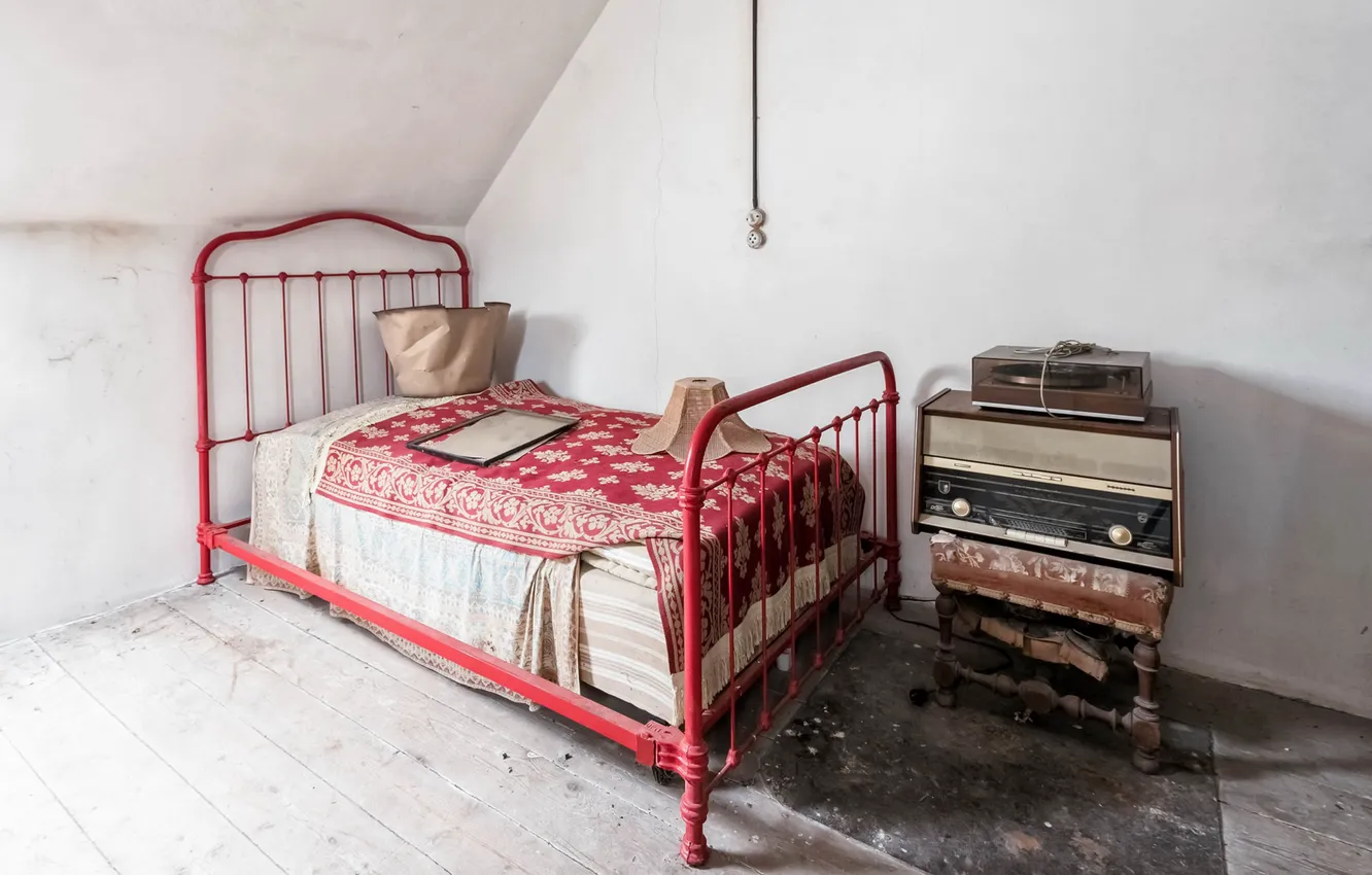 Photo wallpaper room, bed, radio