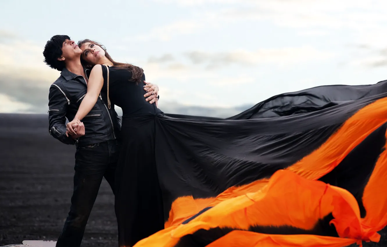 Photo wallpaper romance, bollywood, black dress., Indian Movie, Bollywood, Kajol, Dilwale, Indian couple