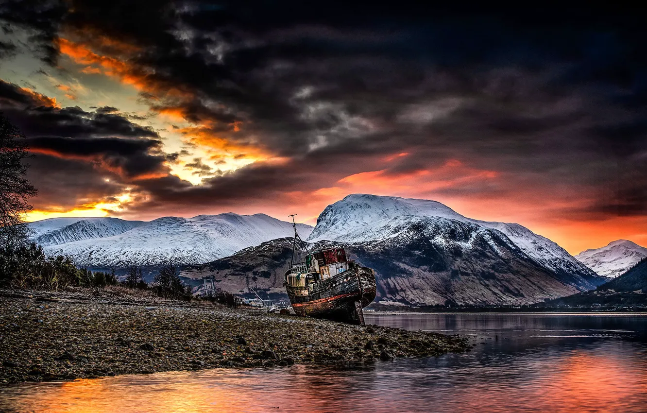 Photo wallpaper Sunrise, Old boat of Caol, Ben Is Not The
