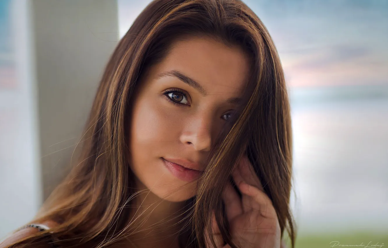 Photo wallpaper look, close-up, face, model, portrait, hands, makeup, hairstyle