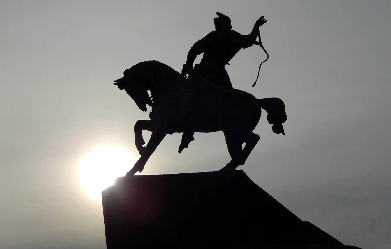 Photo wallpaper the sun, horse, monument, black and white, rider, Ufa, Salavat Yulaev