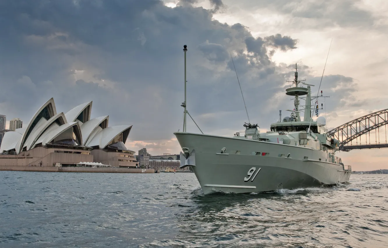 Photo wallpaper Sydney, Opera, Royal Australian Navy, Patrol boat type "Armidale", HMAS Bundaberg (ACPB 91)