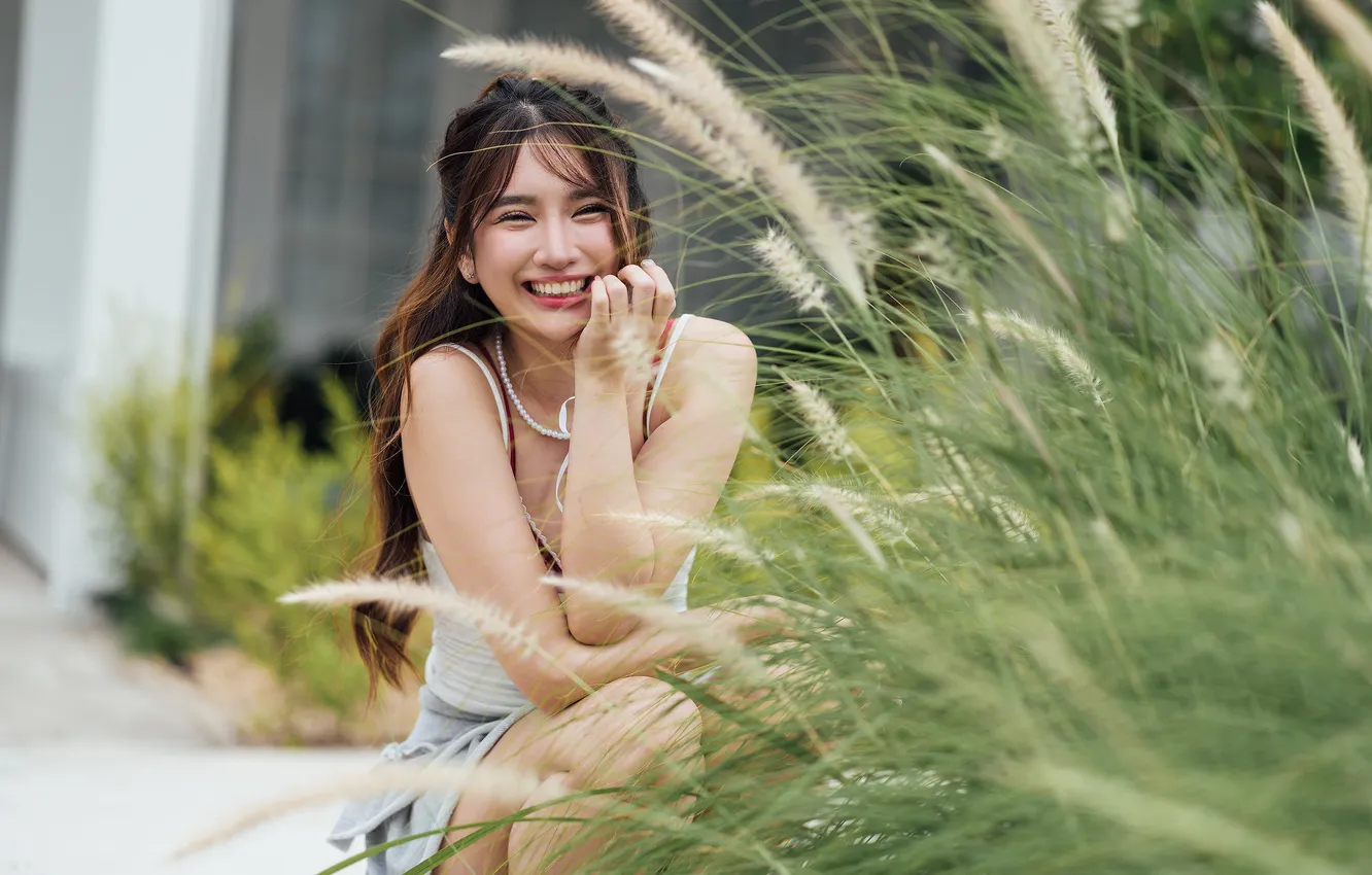 Photo wallpaper grass, look, the sun, pose, model, portrait, makeup, hairstyle